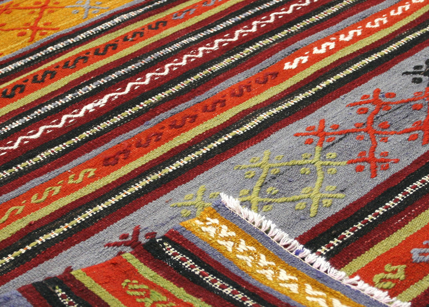 Vintage Turkish Kilim - 5'10" x 9'10" - 140394