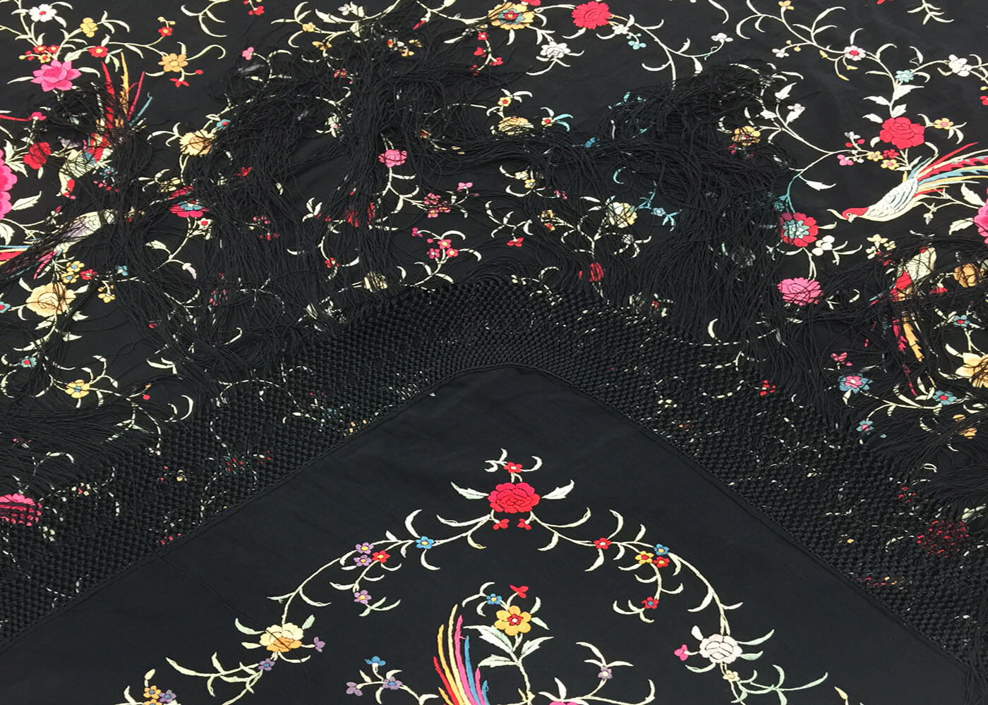 Antique Cantonese Silk Embrodery - 4'1" x 4'1" - 851008