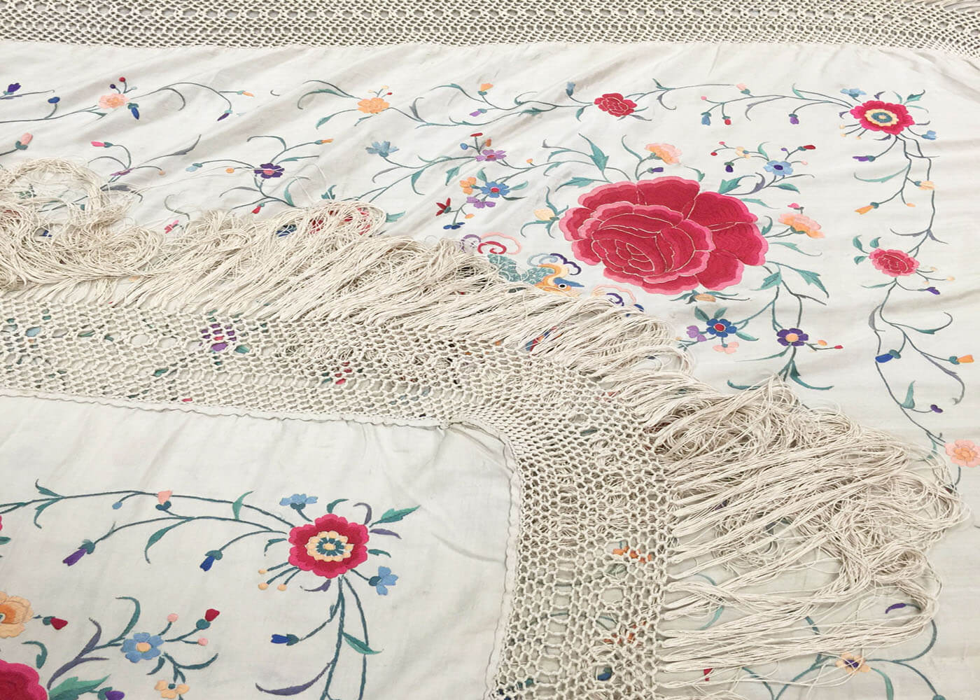 Vintage Cantonese Silk Embrodery - 4'3" x 4'3" - 851012